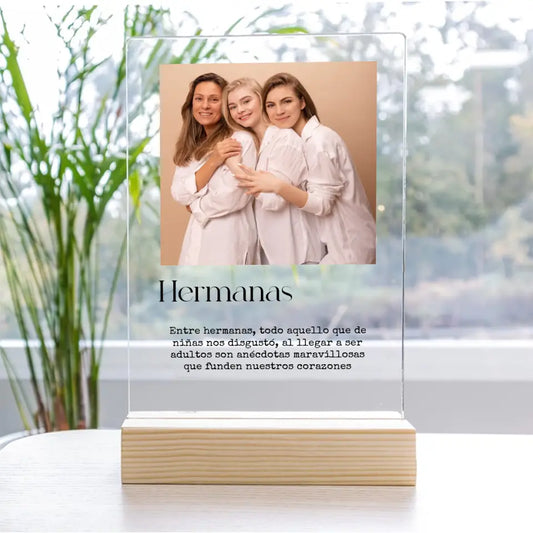 Placa de metacrilato, hermanas y frase