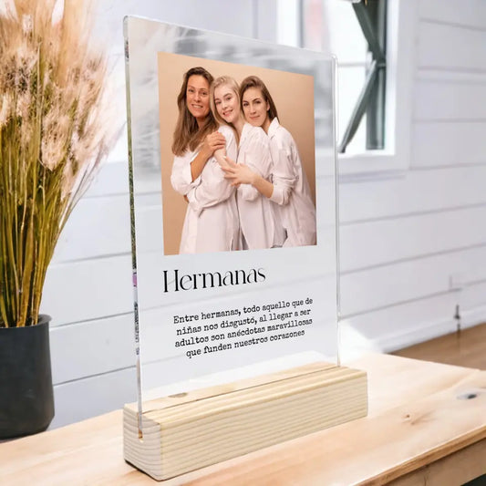 Placa de metacrilato, hermanas y frase