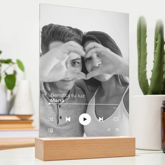 Placa de metacrilato con foto en blanco y negro con artista y canción