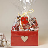 Caja con chocolates variados Red Love incluye llavero personalizado