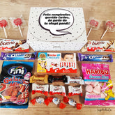 Caja personalizada con mensaje. Dentro contiene una selección de chocolates y golosinas.