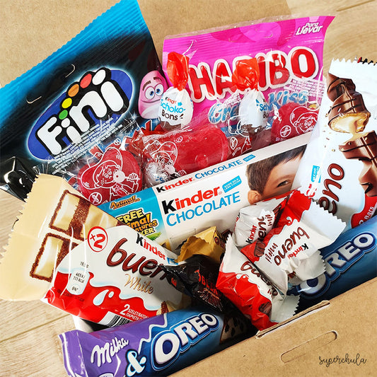 Caja personalizada con mensaje. Dentro contiene una selección de chocolates y golosinas.