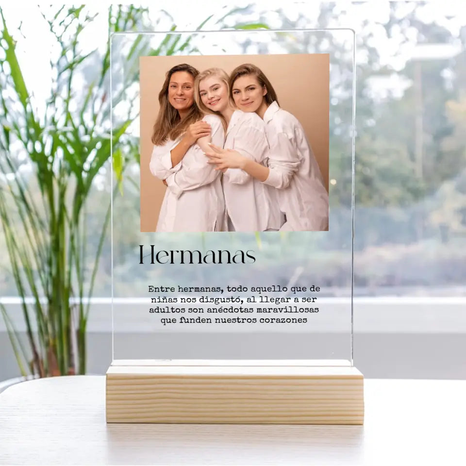 Placa de metacrilato, hermanas y frase