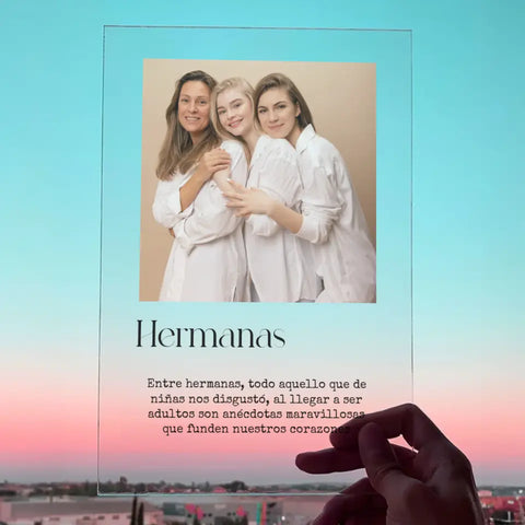 Placa de metacrilato, hermanas y frase