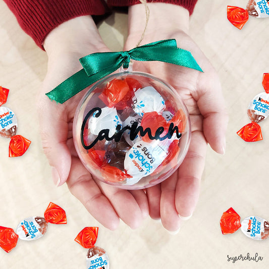 Bola de navidad personalizada y rellena de Kinder Schokobons