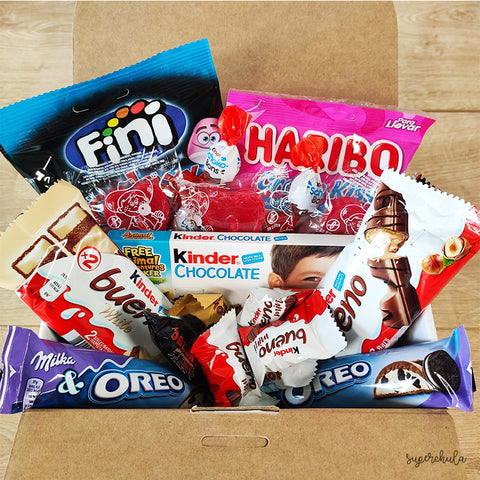 Caja personalizada, endulzar tu vida, llena de selección de chocolates y golosinas.