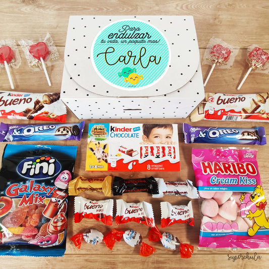 Caja personalizada, endulzar tu vida, llena de selección de chocolates y golosinas.