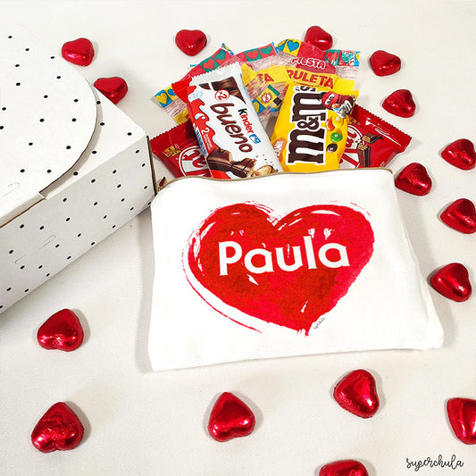 Neceser personalizado con chocolates en su interior. En caja de regalo. Modelo Corazón